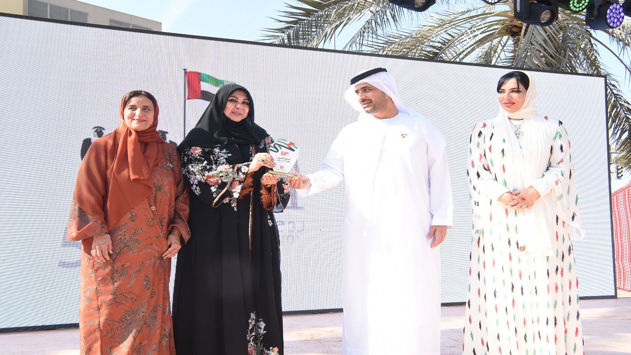 مركز راشد يكرم منى المنصوري .. والمصممة الإماراتية: تمكين ذوي الهمم واجب والتراث يحافظ على الهوية| صور